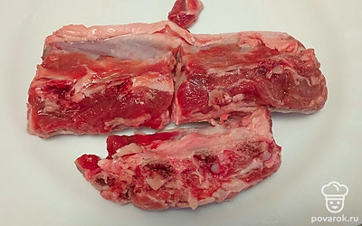 Говяжьи кости залейте водой, варите 20 минут.