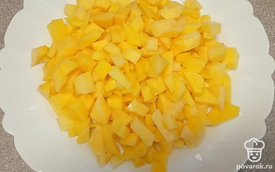 Добавьте нарезанный кубиками картофель.