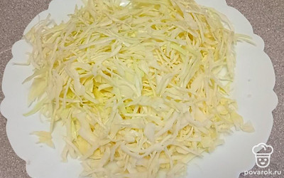 Добавьте нашинкованную капусту. 
