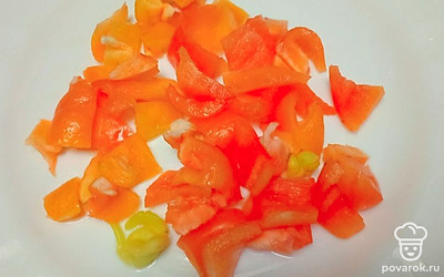 Добавьте нарезанный болгарский перец. Варите еще 20 минут.