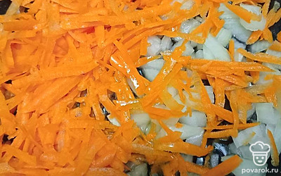 Лук нарежьте кубиками, морковь натрите на терке. Выложите на сковороду и добавьте растительное масло. 