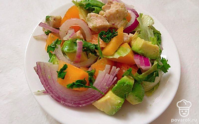 Украсьте салат зеленью и подайте на стол. Также выставьте хлеб или тосты.