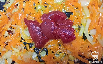 Обжаривайте 3 минуты. Добавьте томатную пасту. Перемешайте и готовьте еще 1 минуту. Добавьте зажарку в борщ. 