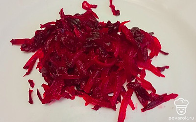 Добавьте натертую на терке вареную свеклу.