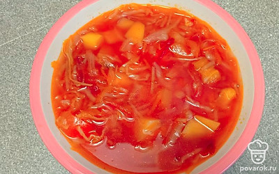 Посолите борщ и доведите до кипения. Разлейте борщ по тарелкам.