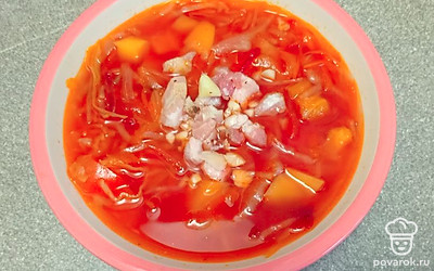 Добавьте сало и чеснок в тарелки.