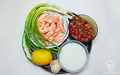 Подготовьте все необходимые ингредиенты, креветки разморозьте, если они были в замороженном состоянии и очистите их от панциря.