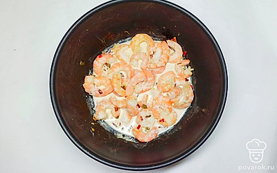 Лимон помойте под проточной водой, обсушите бумажным полотенцем, разрежьте его пополам и из каждой половины выдавите сок в креветки. Залейте все кокосовым молоком, перемешайте и потушите еще минуты 2-3.