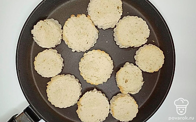Батон нарежьте кусочками и выдавите из них мякиш вырубкой круглой формы. Сбрызните оливковым маслом и просушите на сковороде либо в духовке.