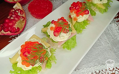 Выложите бутерброды на красивое блюдо и подавайте на праздничный стол.