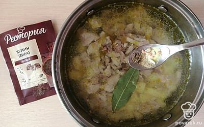 Добавьте мясной бульон. Посолите по вкусу и добавьте специи. Варите суп на медленном огне 30-35 минут. 