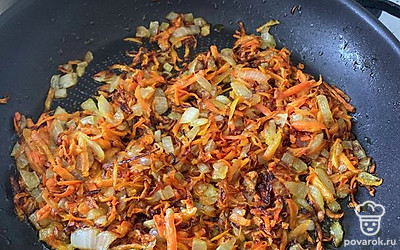 Приготовьте зажарку. Натертую морковь обжарьте с нарезанным луком. Посолите, поперчите по вкусу.