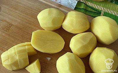 Очистите картофель. Нарежьте небольшими кубиками и отправьте отвариваться. 