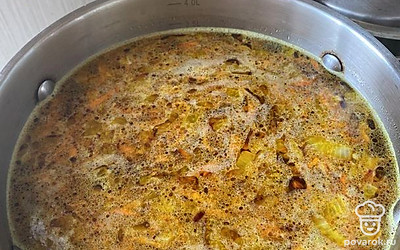 Выложите зажарку в кастрюлю к картошке.