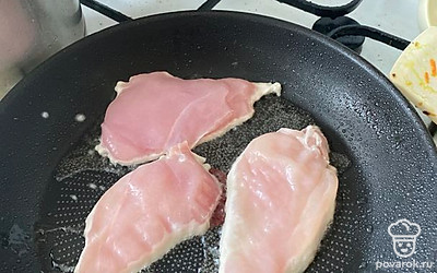 Пока основа супа готовится, займитесь ингредиентами на подачу: куриным филе и укропом. Разрежьте куриную грудку на тонкие горизонтальные слайсы. Обжаривайте до готовности, до румяной корочки. Приправы можете добавить какие хотите. Посолите и поперчите.