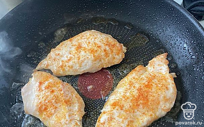 Обжарьте курицу.