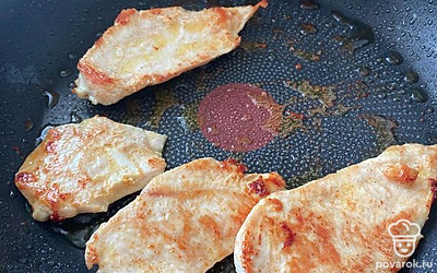 Оставьте курицу отдыхать под крышкой до момента подготовки подачи.