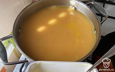 Взбейте суп погружным блендером и добавьте сыр.