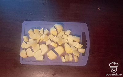 Почистите и нарежьте картофель. Отправьте вариться в кастрюлю с водой.