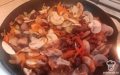 Обжарьте лук с морковью, добавьте грибы. Обжаривайте все вместе 15 минут.