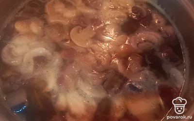 Добавьте все в кастрюлю с картофелем. Варите до готовности картофеля (15 минут). Посолите.