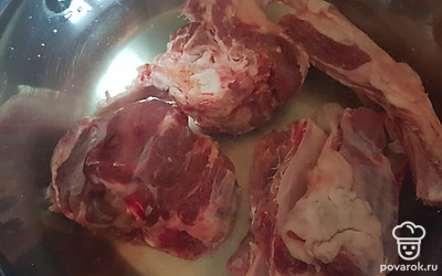 Мясо хорошо промойте. Выложите в кастрюлю. 