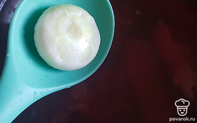 Добавьте сразу к мясу очищенный лук, одну целую головку. Поставьте варить на 40 минут. 