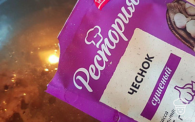 Всыпьте сушеный чеснок по вкусу. 