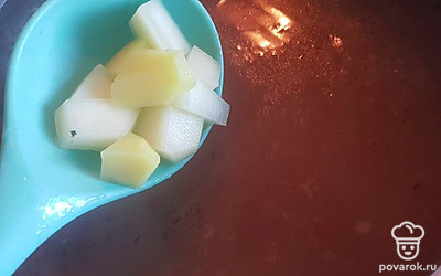 Картошку почистите и нарежьте небольшими кусочками. Добавьте к мясу, варите 15 минут. 