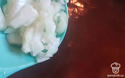 Лук почистите и нарежьте кубиками, добавьте в суп. 