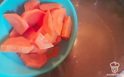 Морковь почистите и нарежьте на полукольца. Положите в суп вместе с картошкой. 