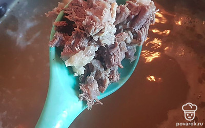 Нарезанное мясо добавьте в суп. 