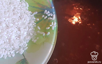 В конце, когда все овощи почти сварились, всыпьте промытый рис. Варите 20 минут. 