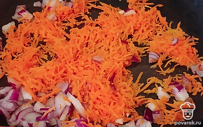Натрите морковь на мелкой терке, нарежьте лук мелкими кусочками. Жарьте овощи 5 минут на растительном масле.