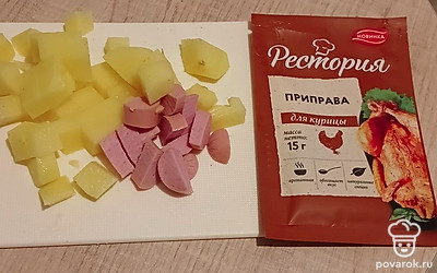 Нарежьте картофель небольшим кубиком, сосиски —полукольцами.