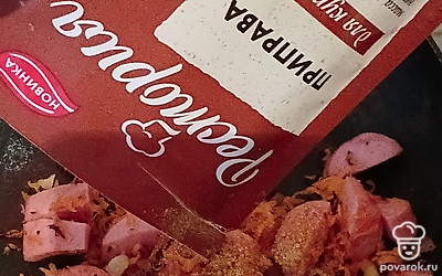 Поставьте вариться картофель с макаронами. Обжарьте 5 минут сосиски с приправой. 