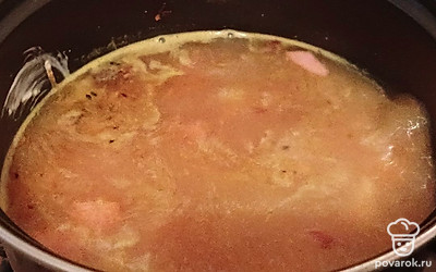 Когда картофель и макароны будут готовы, добавьте зажарку и плавленый сыр. Томите 5 минут. Суп готов!