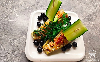 Для полного образа кабачковых "лодочек" необходимо подготовить паруса. Их нужно сделать из свежего огурца, нарежьте его на тоненькие прямоугольные пластинки. А с помощью зубочистки придайте нужную форму паруса огурцам. Приготовленные кабачковые лодочки воткните зубочистки с парусом из огурца и смело подавайте к вашему столу.