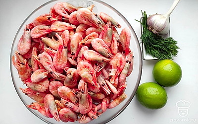 Приготовьте все необходимые ингредиенты, креветки предварительно разморозьте, чтобы на них не оставалось кусочков льда. Лайм помойте и обсушите бумажным полотенцем.