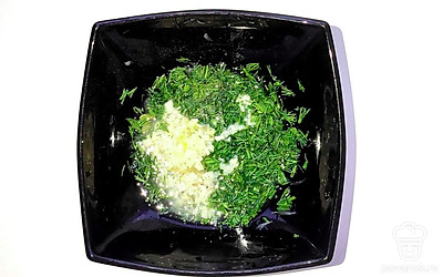 Приготовьте соус. Укроп промойте под проточной водой, стряхните с него воду и мелко нарежьте. Чеснок очистите от кожуры и мелко измельчите ножом. Переложите в пиалу. Лайм немного прокатите рукой по столу, чтобы он стал мягким, после разрежьте пополам и из каждой половины выдавите сок в пиалу. Все хорошо перемешайте.