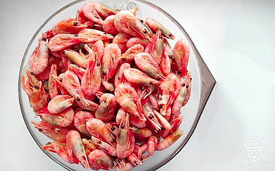 Налейте в кастрюлю воды, дождитесь, когда она закипит, хорошо посолите, перемешайте, а после добавьте размороженные креветки. После того как они закипят, убавьте огонь, проварите еще 2 минуты и сливайте воду. В горячие креветки переложите соус и хорошо перемешайте.