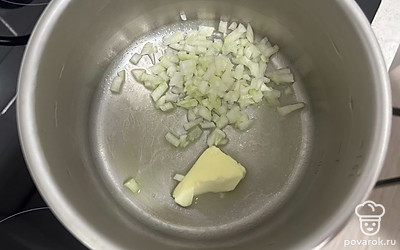 Лук нарежьте кубиком. Обжарьте в сотейнике на сливочном масле в течение 2-3 минут.