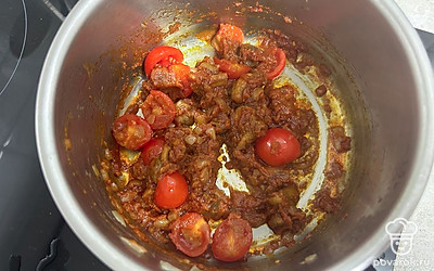 Добавьте пасту «Том Ям» и обжарьте 2 минуты.