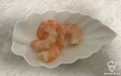 Очистите креветки от панциря.