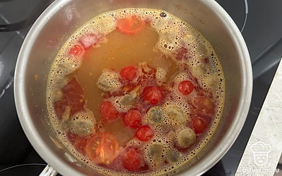 В сотейник через сито добавьте воду, в которой варились креветки. Доведите до кипения.