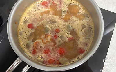 Добавьте мидии, креветки и нарезанный кольцами кальмар. Варите в течение 2 минут после закипания.