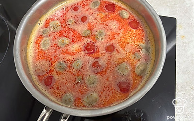 Добавьте кокосовое молоко комнатной температуры. Доведите до кипения. Снимите с плиты.