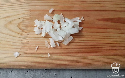 Лук очистите от шелухи, помойте и мелко нарежьте.