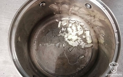 Обжарьте лук на растительном масле до золотистого цвета. 