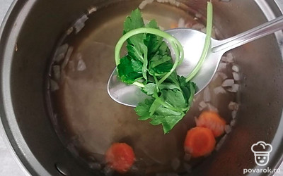 Добавьте свежую петрушку. Посолите по вкусу. 